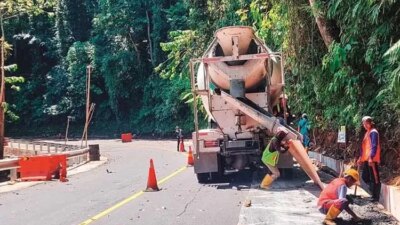 nanti-malam-dibuka!-jalan-nasional-km-37,6-rampung,-pekerja-kebut-finishing-dan-bersihkan-aspal-licin