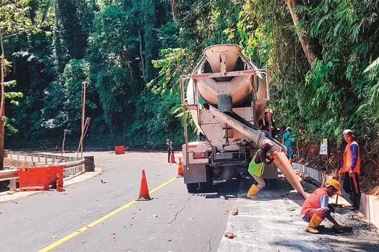 nanti-malam-dibuka!-jalan-nasional-km-37,6-rampung,-pekerja-kebut-finishing-dan-bersihkan-aspal-licin