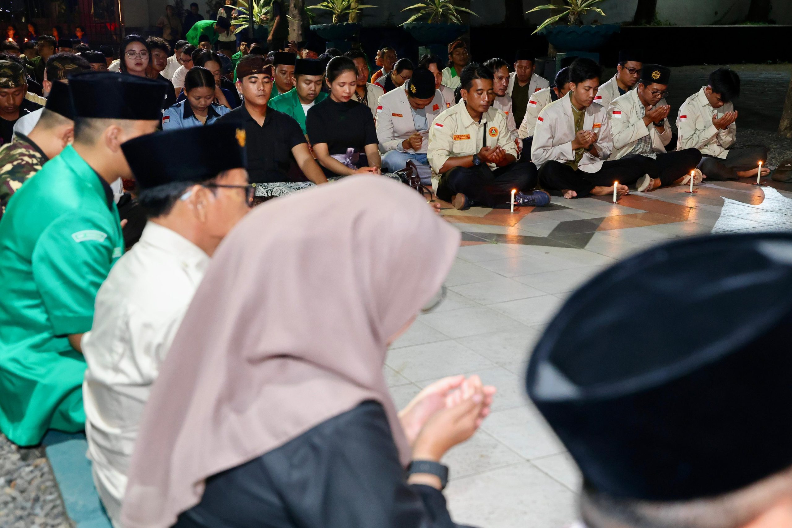 pemuda-banyuwangi-lintas-agama-gelar-doa-bersama-untuk-kedamaian-negeri