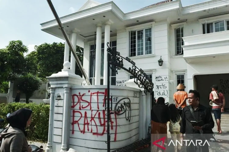 polisi-tetapkan-4-tersangka-penyerangan-petugas-dan-6-tersangka-penjarahan-rumah-uya-kuya-–-times-banyuwangi