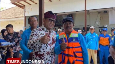 tingkatkan-keselamatan,-nelayan-banyuwangi-dapat-e-pas-kecil-dan-peralatan-pelayaran-–-times-banyuwangi