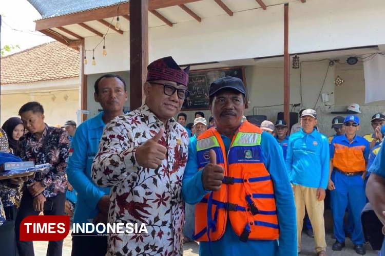 tingkatkan-keselamatan,-nelayan-banyuwangi-dapat-e-pas-kecil-dan-peralatan-pelayaran-–-times-banyuwangi