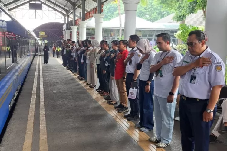 rayakan-hari-pelanggan-nasional-2025,-kai-daop-8-surabaya-hadirkan-diskon-dan-sapa-pelanggan