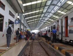 Waspada! Dilewati Karnval Agustusan Sound Horeg, Calon Penumpang KA di Stasiun Kalisetail Wajib Datang Lebih Awal