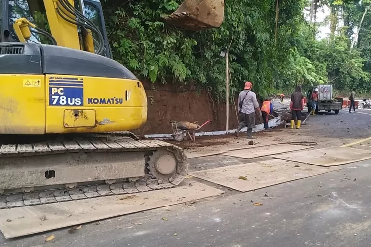 begini-cara-bertahan-hidup-sopir-bus-akdp-banyuwangi-jember-saat-jalur-gumitir-ditutup