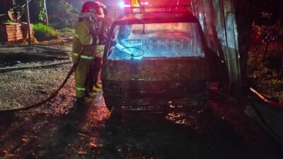 satu-unit-mobil-di-pondok-perkebunan-kalibendo-dilahap-si-jago-merah,-kerugian-ditafsir-mencapai-lebih-dari-seratus-juta