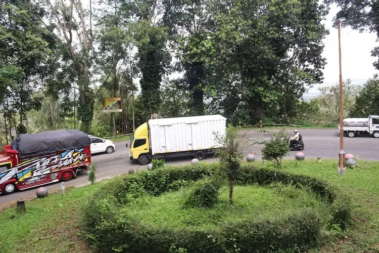 gumitir-dibuka:-ekonomi-pulih,-warung-warung-pinggir-mulai-berjualan