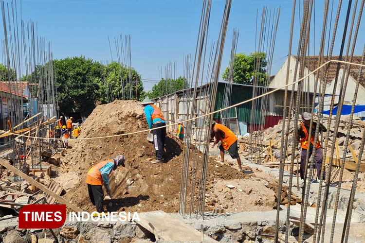 proyek-rp3,5-miliar-gedung-smpn-2-mejayan-madiun,-pengawas-target-deviasi-progres-plus-–-times-banyuwangi