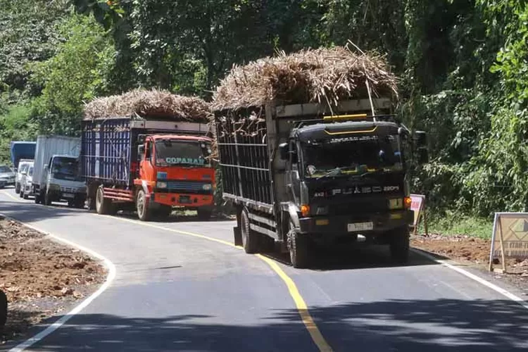 jalur-gumitir-resmi-dibuka!-truk-logistik-dan-kendaraan-besar-mulai-memadati-jalan-baru