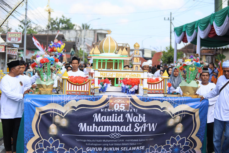 ribuan-telur-hias-semarakkan-tradisi-endhog-endhogan-maulid-nabi-di-banyuwangi-–-times-banyuwangi