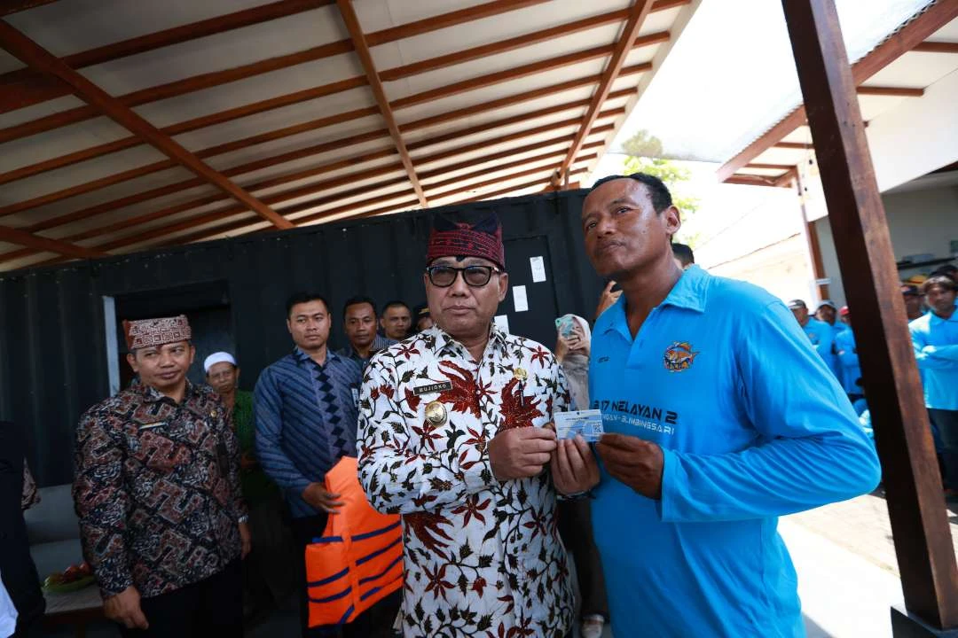 bersamas-ksop,-pemkab-banyuwangi-jemput-bola-fasilitasi-e-pas-kecil-nelayan-secara-gratis