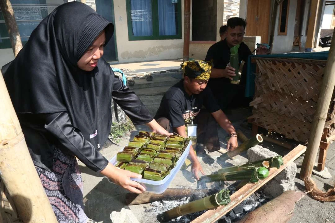 warga-suku-osing-banyuwangi-gelar-festival-sego-lemeng-dan-kopi-uthek