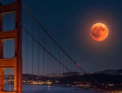 Fenomena Langka! Gerhana Bulan Total 7-8 September 2025, Bolehkan Shalat Gerhana Dilakukan Sendiri di Rumah?