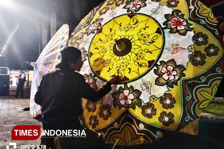 empat-seniman-lelang-payung-geulis-raksasa-demi-lestarikan-bambu-dan-lingkungan-tasikmalaya-–-times-banyuwangi