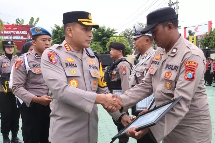 43-personel-polresta-banyuwangi-raih-penghargaan-dari-kapolresta