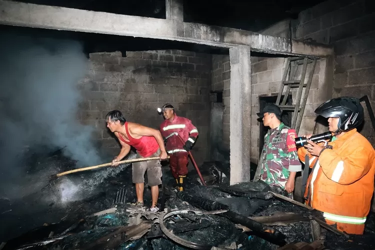 rumah-warga-di-banyuwangi-terbakar,-separuh-ludes!-pemilik-rugi-rp30-juta