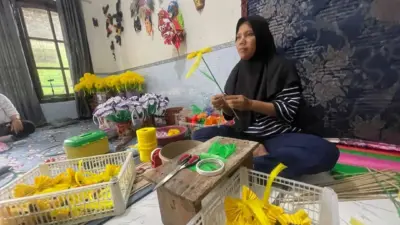 tradisi-endhog-endhogan-di-banyuwangi:-berkah-bagi-perajin-kembang-endhog,-dongkrak-ekonomi-lokal