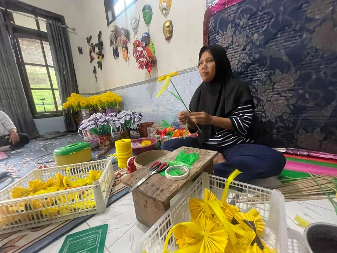 tradisi-endhog-endhogan-di-banyuwangi:-berkah-bagi-perajin-kembang-endhog,-dongkrak-ekonomi-lokal