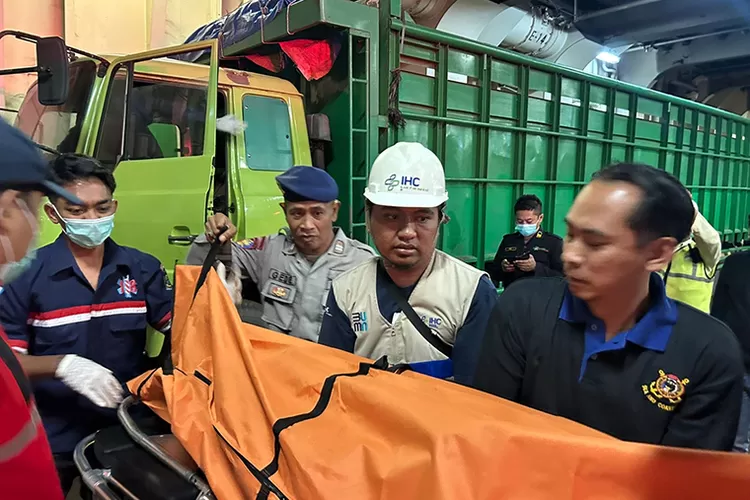 heboh!-sopir-truk-tewas-di-km-mutiara-berkah-saat-kapal-sandar-di-banyuwangi