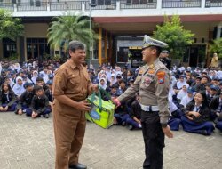Polantas Banyuwangi 70 Tahun! Satlantas Bagi Helm dan Edukasi Tertib Lalu Lintas ke Sekolah