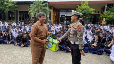 polantas-banyuwangi-70-tahun!-satlantas-bagi-helm-dan-edukasi-tertib-lalu-lintas-ke-sekolah