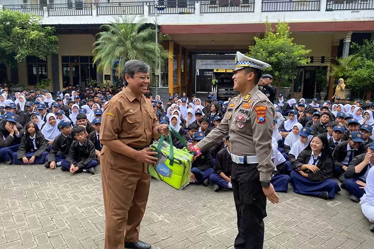 polantas-banyuwangi-70-tahun!-satlantas-bagi-helm-dan-edukasi-tertib-lalu-lintas-ke-sekolah
