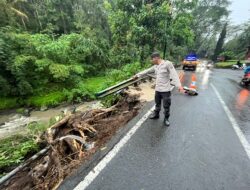 Hujan Tak Kunjung Reda Sepadan Jalan di Kecamatan Licin Longsor