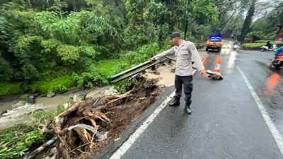 hujan-tak-kunjung-reda-sepadan-jalan-di-kecamatan-licin-longsor