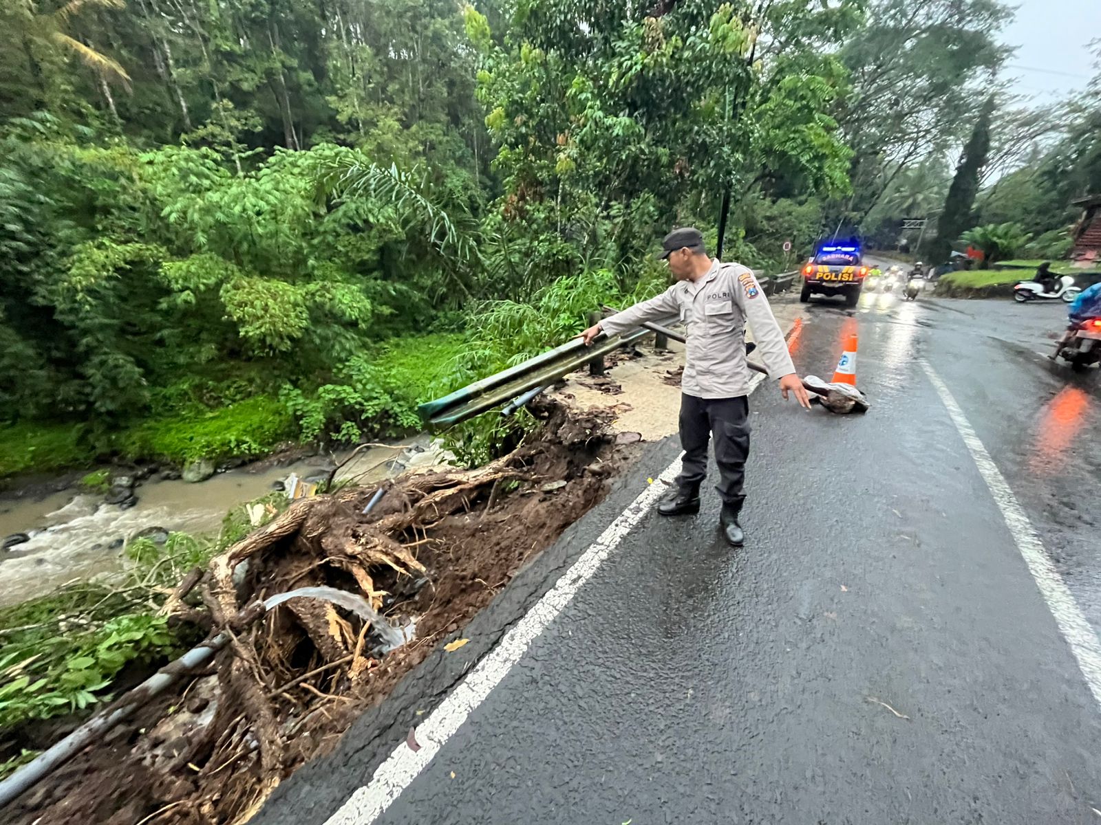 hujan-tak-kunjung-reda-sepadan-jalan-di-kecamatan-licin-longsor