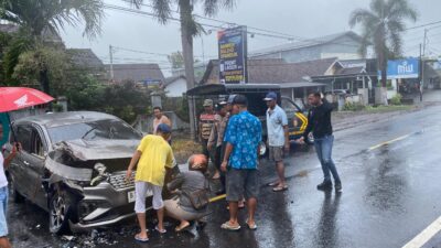 tabrakan-beruntun-di-kecamatan-gambiran-lima-orang-dikabarkan-luka-luka
