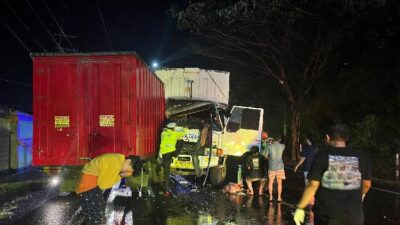 dua-truk-ringsek-akibat-nekat-mendahului-di-ketapang-banyuwangi-–-times-banyuwangi