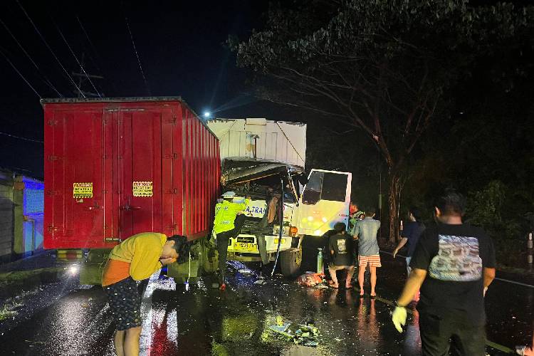 dua-truk-ringsek-akibat-nekat-mendahului-di-ketapang-banyuwangi-–-times-banyuwangi