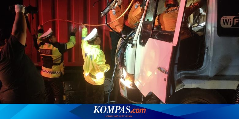perjuangan-basarnas-dan-polisi-selamatkan-sopir-terjepit-badan-truk-saat-kecelakaan-di-banyuwangi