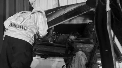 adu-banteng-truk-di-jalur-banyuwangi-situbondo,-sopir-terjepit-kabin-3-jam!