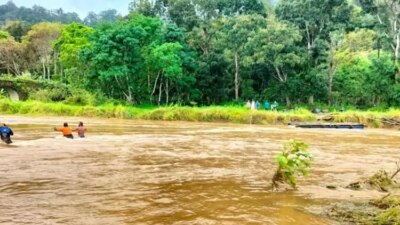 getek-hanyut-diterjang-banjir,-ratusan-warga-sukamade-banyuwangi-terisolasi!