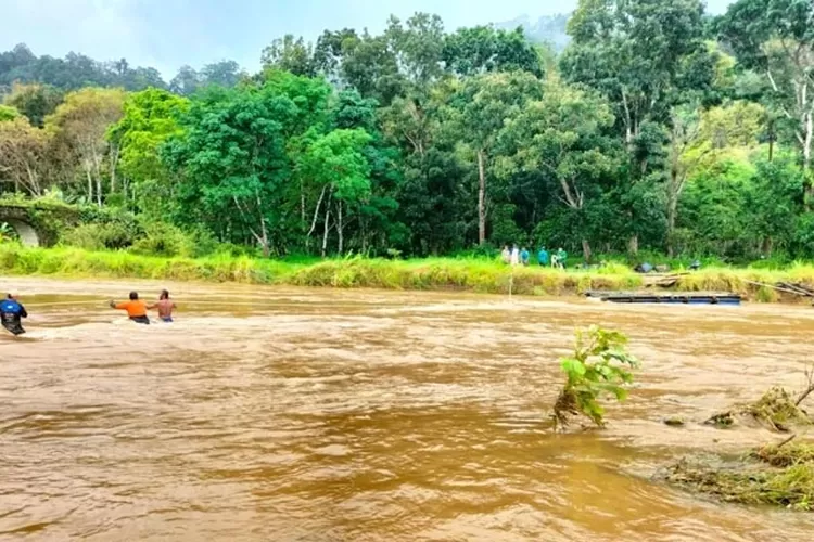 getek-hanyut-diterjang-banjir,-ratusan-warga-sukamade-banyuwangi-terisolasi!