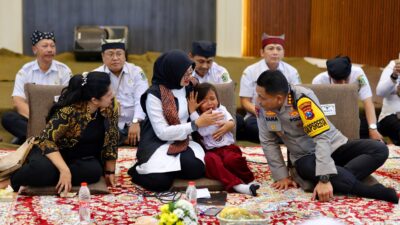 rindu-ibu,-siswa-sekolah-rakyat-banyuwangi-menangis-di-pelukan-bupati-ipuk