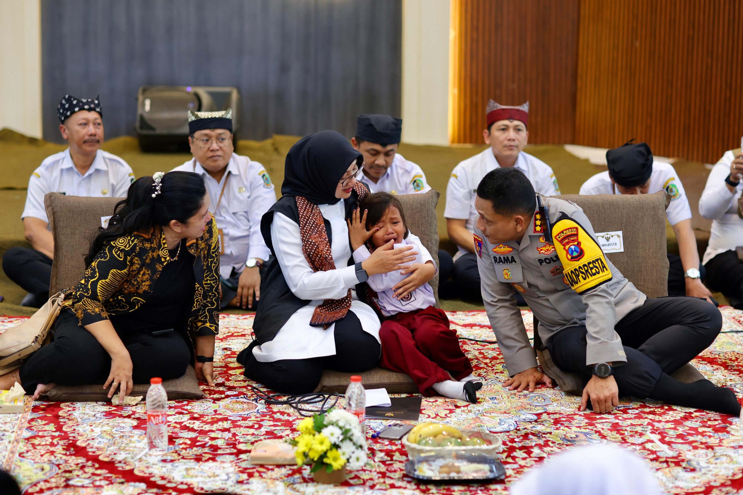 rindu-ibu,-siswa-sekolah-rakyat-banyuwangi-menangis-di-pelukan-bupati-ipuk