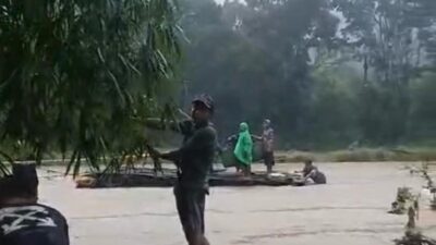 hujan-tak-kunjung-reda-akses-ke-sukomade-kecamatan-pesanggaran-sempat-lumpuh