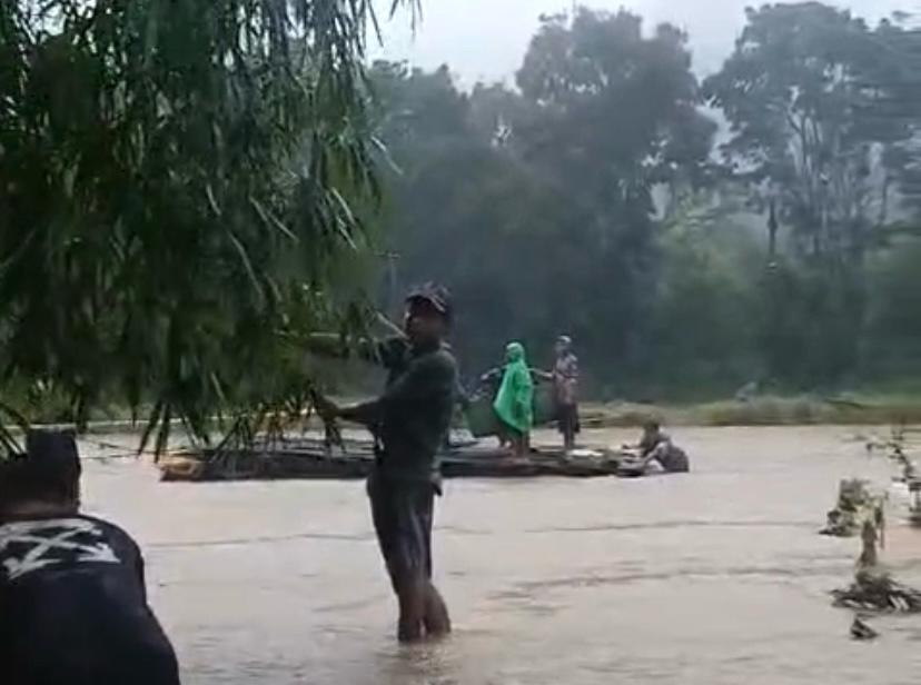 hujan-tak-kunjung-reda-akses-ke-sukomade-kecamatan-pesanggaran-sempat-lumpuh