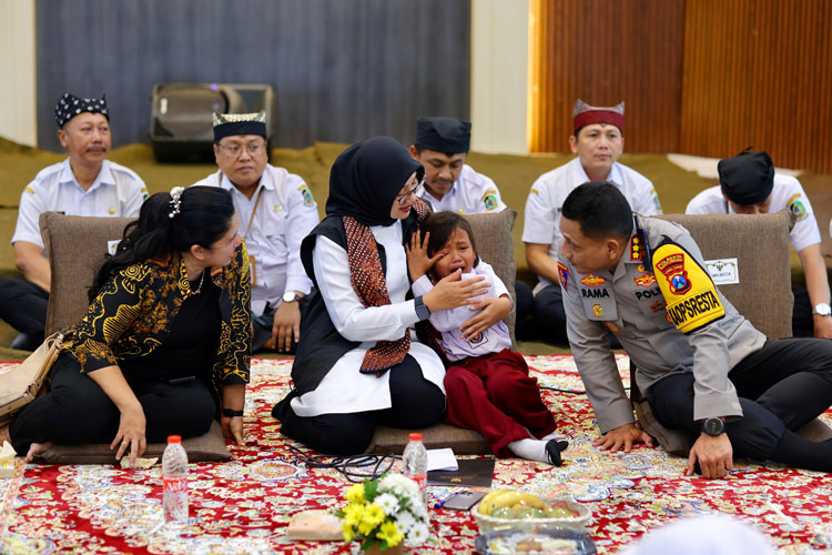 tangis-rindu-ibu,-siswa-sekolah-rakyat-banyuwangi-peluk-erat-bupati-ipuk-–-times-banyuwangi
