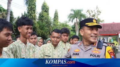 momen-kapolresta-banyuwangi-bertemu-“kembaran”-saat-jalankan-giat-“police-goes-to-school”