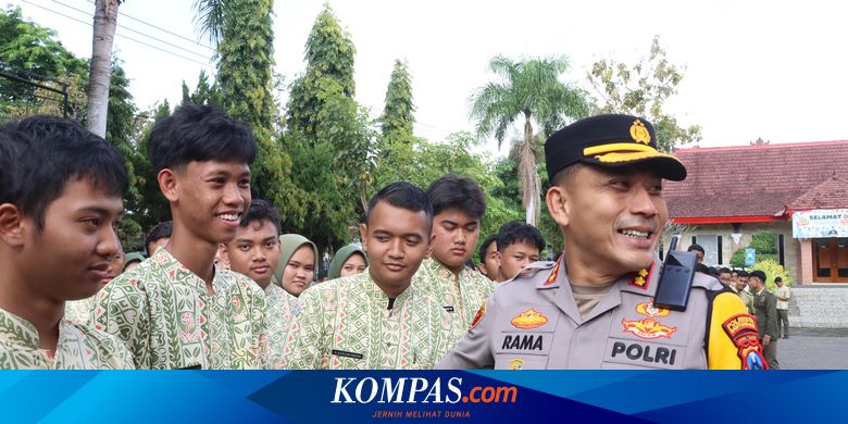 momen-kapolresta-banyuwangi-bertemu-“kembaran”-saat-jalankan-giat-“police-goes-to-school”