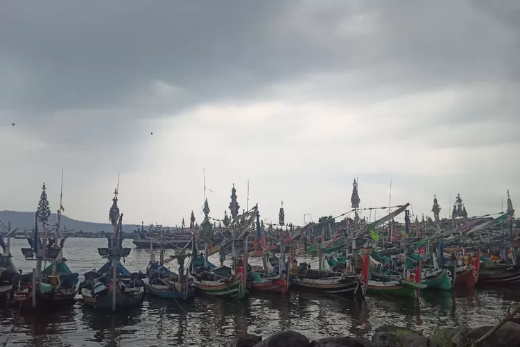 cuaca-buruk-di-puncak-purnama,-nelayan-banyuwangi-pilih-libur!-beberapa-terpaksa-nekat