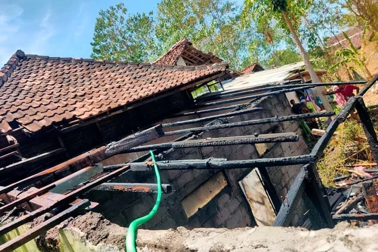 rumah-warga-banyuwangi-nyaris-ludes-terbakar!-diduga-gara-gara-sampah-dibakar-sembarangan!