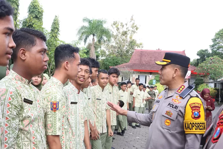 polresta-banyuwangi-perkuat-karakter-pelajar-lewat-program-police-goes-to-school
