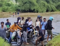 Wisata ke Sukamade Banyuwangi, 20 Turis Terpaksa Diangkut Pakai Perahu Tarik Akibat Banjir