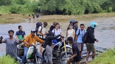 wisata-ke-sukamade-banyuwangi,-20-turis-terpaksa-diangkut-pakai-perahu-tarik-akibat-banjir