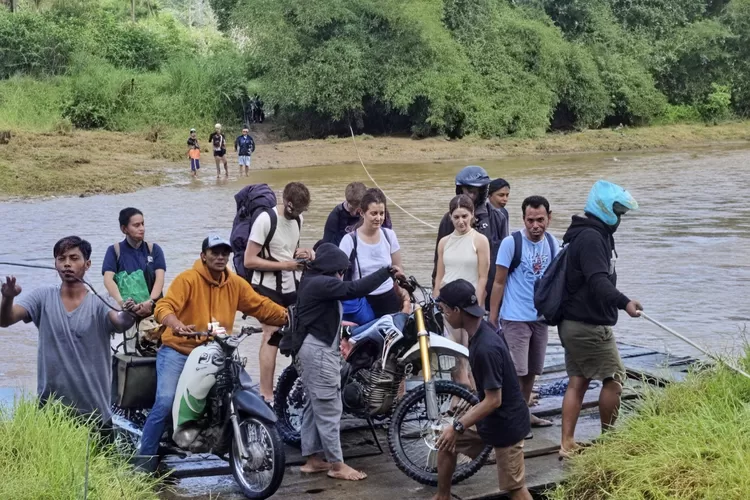 wisata-ke-sukamade-banyuwangi,-20-turis-terpaksa-diangkut-pakai-perahu-tarik-akibat-banjir