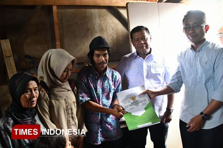 menyusuri-jalan-berlumpur,-gubuk-reyot-jadi-saksi-kepedulian-bupati-majalengka-–-times-banyuwangi